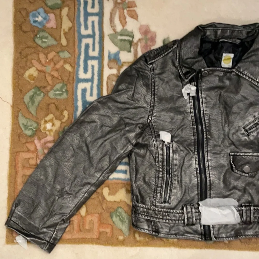Faux Leather Silver Jacket NWOT Winky Face Brand Logo. Size (M) Medium - Picture 2 of 8